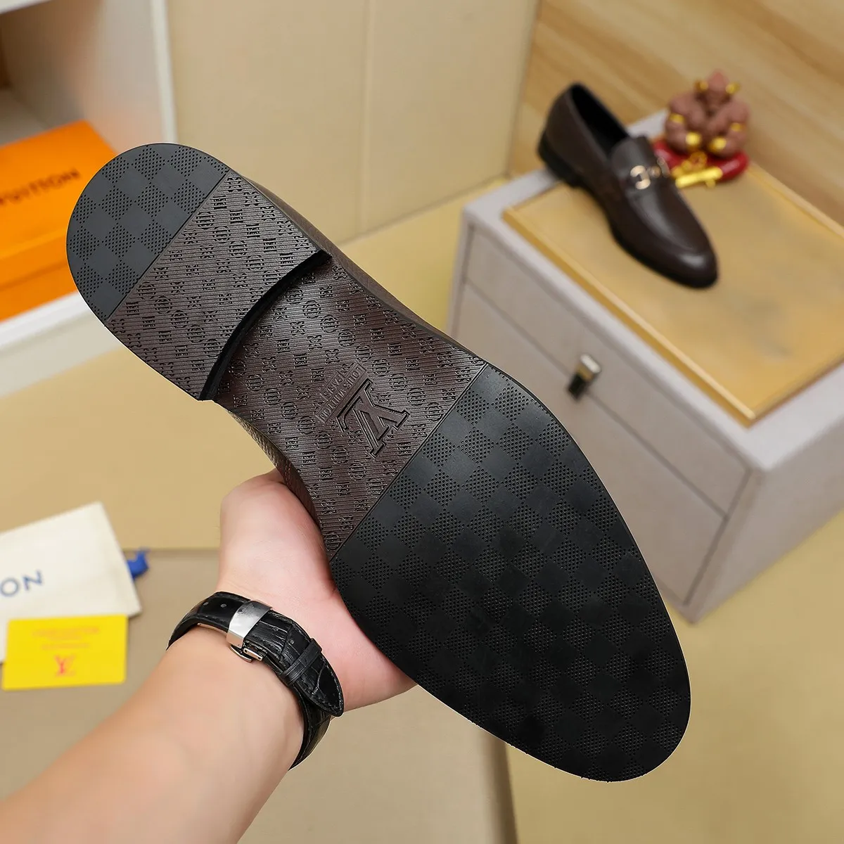 Men's shoes 💰 440💰 Louis Vuitton LV ® 🆕 model 🔛 full shoe counter, first layer cowhide, 🐂leather lining casual shoes for men, super soft outsole, a must-have for driving. The counter is synchronized with the original first layer cowhide, completely 1:1 mold customization 🌹 top version, color optional! Number: 38-44 (45.46 customized)